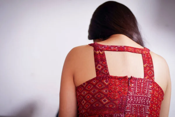 Gros plan d'une femme déprimée, portant un chemisier rouge la tête baissée après avoir été violée et victime d'abus sexuels, dans un fond blanc — Photo