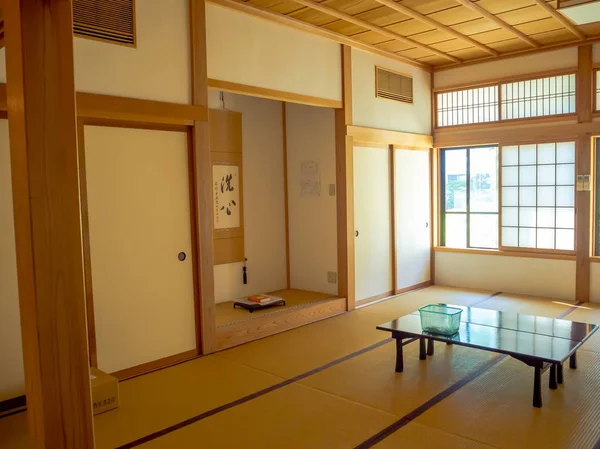 Vue intérieure d'une chambre avec un sol en bois, recouvert de tatami tapis à Kyoto, Japon — Photo