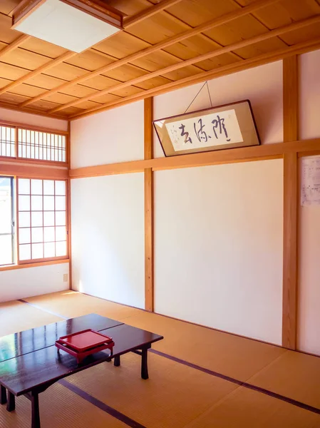 Vue intérieure d'une chambre avec un sol en bois, recouvert de tatami tapis à Kyoto, Japon — Photo