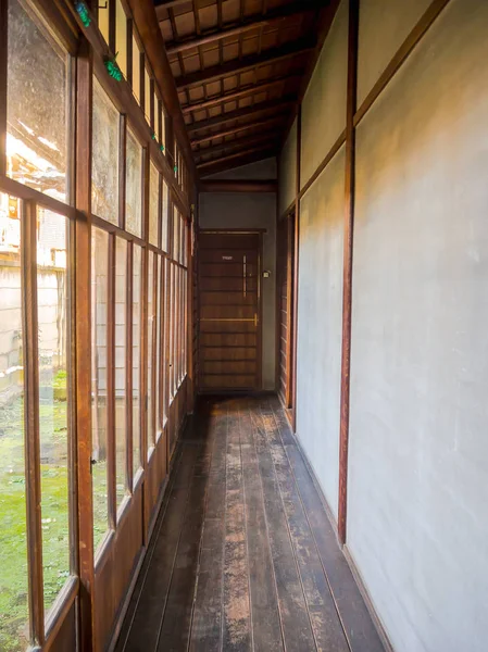 Indoor view of hall with a wooden floor, covered with tatami mat at in Kyoto, Japan — Stock Photo, Image