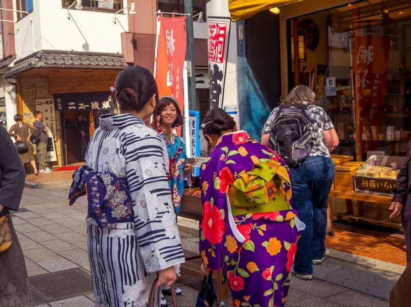 TOKYO, JAPAN JUNE 28 - 2017: Unidentified people looking at the stores in the Buddhist Temple Sensoji in Tokyo, Japan. The Sensoji temple in Asakusa area is the oldest temple in Tokyo — Stock Photo, Image