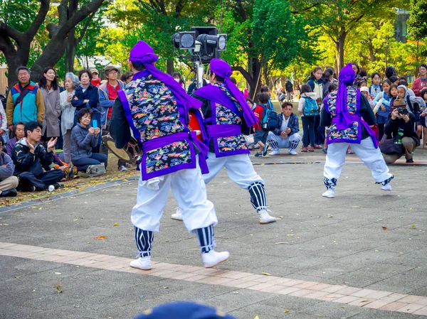 TOKIO, JAPÓN 28 DE JUNIO - 2017: Personas no identificadas que buscan una presentación pública cerca de Temple Sensoji en Tokio, Japón. El templo Sensoji en la zona de Asakusa es el templo más antiguo de Tokio —  Fotos de Stock