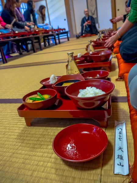 Nara, Japon - 26 juillet 2017 : Gros plan sur un déjeuner servi dans une assiette rouge, avec une petite bouteille de saké, dans un restaurant au Japon — Photo