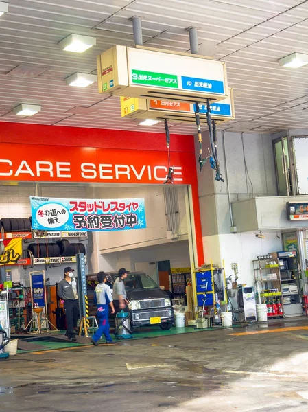 Nara, Jepang - 26 Juli 2017: Orang-orang tak dikenal mencuci mobil mereka di carwash di kota, di Jepang — Stok Foto