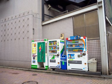 Tokyo, Japonya -28 Haziran 2017: otomatik meşrubat dağıtıcısı loctaed dowtown Tokyo şehir içinde