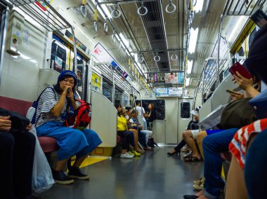 Tokyo, Japonya - 2 Ocak 2016. Tokyo, Japonya'nın bir Yamanote tren oturan insanlar. Japonya demiryolu sistemi dakiklik ve güvenliği için yüksek bir üne sahiptir