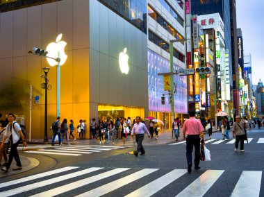 Tokyo, Japonya -28 Haziran 2017: tanımlanamayan insanlar karşıdan karşıya zebra elektrik şehir, Akihabara, Tokyo üzerinden geçerken