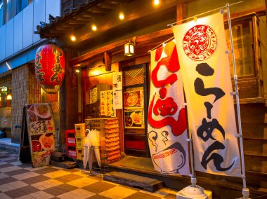 Tokyo, Japonya Haziran 28-2017: bilgilendirici işareti dışında Shinjuku altın gay, geleneksel arka sokak barlarda bulunan restoran menü ile Tokyo'da bulunan