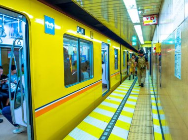 Tokyo, Japonya - 2 Ocak 2016. Tokyo, Japonya'nın bir Yamanote tren oturan insanlar. Japonya demiryolu sistemi dakiklik ve güvenliği için yüksek bir üne sahiptir