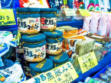 Otaru, Japonya -26 Haziran 2017: gıda ve acomodated üst üste Kuzey ada Hokkaido, Japonya üzerinde satmaya hazır cam bir kavanoz içinde