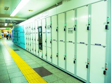 Tokyo, Japonya - 2 Ocak 2016. Bir dolap ve yakınındaki Yamanote tren Tokyo, Japonya'nın kimliği belirsiz insanlar kapatın. Japonya demiryolu sistemi dakiklik ve güvenliği için yüksek bir üne sahiptir