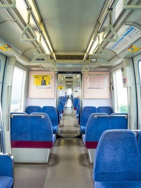 Tokyo, Japonya - 2 Ocak 2016. Tokyo, Japonya'da bir Yamanote tren istasyonu içinde boş oturma. Japonya demiryolu sistemi dakiklik ve güvenliği için yüksek bir üne sahiptir