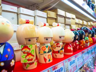 Tokyo, Japonya Haziran 28-2017: Tokyo merkezinde küçük geyşa çeşitli oyuncaklar yakın