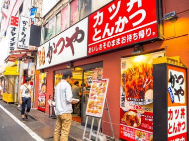Tokyo, Japonya Haziran 28-2017: yürüyüş ve güzel ünlü Kabukicho bölgesine zevk kimliği belirsiz kişi, Tokyo'da bulunan büyük binaları ve reklamlar, çevreleyen