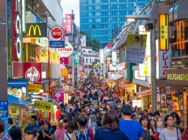 Tokyo, Japonya Haziran 28-2017: yürüyüş ve güzel ünlü Kabukicho kırmızı ışık bölge zevk kimliği belirsiz kişi, Tokyo'da bulunan büyük binaları ve reklamlar gece, çevreleyen