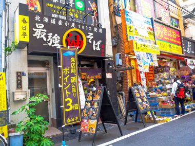 Tokyo, Japonya Haziran 28-2017: yürüyüş ve güzel ünlü Kabukicho bölgesine zevk kimliği belirsiz kişi, Tokyo'da bulunan büyük binaları ve reklamlar, çevreleyen