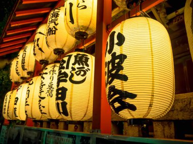 Tokyo, Japonya Haziran 28-2017: Shinjuku altın Gai geleneksel arka sokak barlar gece Japanesse harflerle sarı fener. 200. minik ve 20 ile 6 küçük sokakları, altın gai oluşur