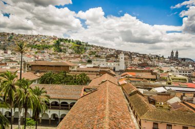 Quito, Ekvator - 06 Mayıs 2016: Quito şehir içinde yer alan bazı sömürge evleri ile sömürge şehrin Üstten Görünüm