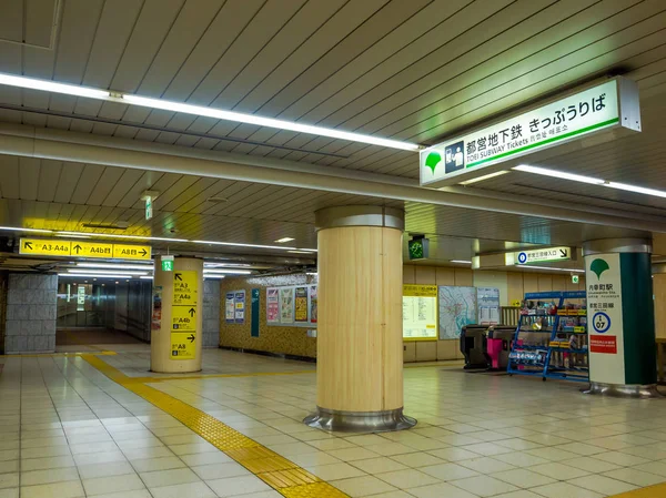 Tokió, Japán - Jan 2, 2016-ban. Vonal bejárat Yamanote vonat Tokióban, Japán. A vasúti rendszer Japánban nagy hírnévnek örvend a pontosság és a biztonsági — Stock Fotó