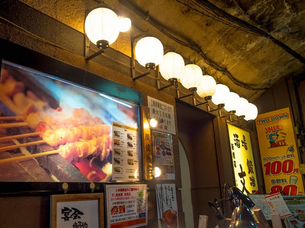 TOKYO, JAPÃO JUNHO 28 - 2017: Tradicional back street bars in Shinjuku Golden Gai. Golden Gai consiste em 6 becos minúsculos com 200 bares minúsculos e atmosfera do século XX, localizado em Tóquio — Fotografia de Stock