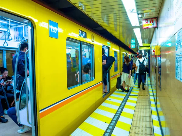 Tóquio, Japão - 2 de janeiro de 2016. Pessoas sentadas num comboio Yamanote em Tóquio, Japão. O sistema ferroviário no Japão tem uma grande reputação de pontualidade e segurança — Fotografia de Stock