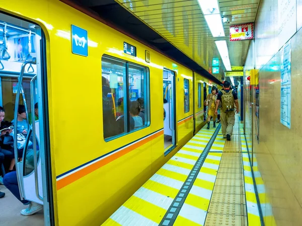 Tokyo, Japan - 2 Jan 2016. Mensen zitten in een Yamanote trein in Tokio, Japan. Het spoorwegsysteem in Japan heeft een hoge reputatie voor stiptheid en veiligheid — Stockfoto