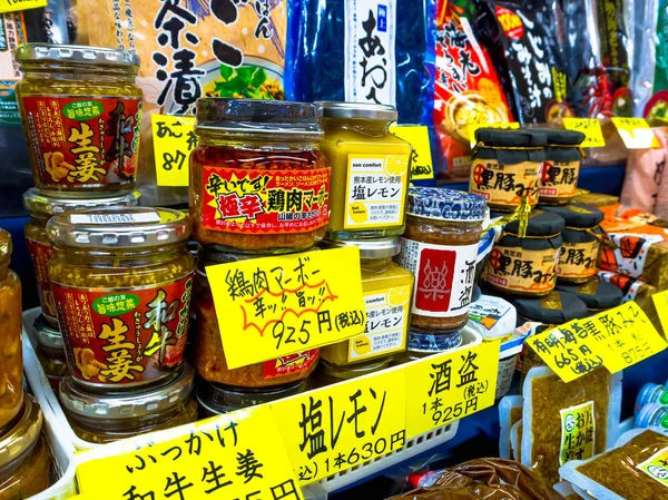 OTARU, JAPON - 26 JUIN 2017 : Nourriture à l'intérieur d'un bocal de verre, et acomodé dans une rangée prête à être vendue, sur l'île nord de Hokkaido au Japon — Photo