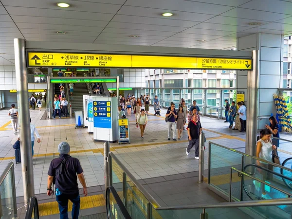 Tóquio, Japão - 2 de janeiro de 2016. Pessoas não identificadas andando na estação de trem Yamanote em Tóquio, Japão. O sistema ferroviário no Japão tem uma grande reputação de pontualidade e segurança — Fotografia de Stock