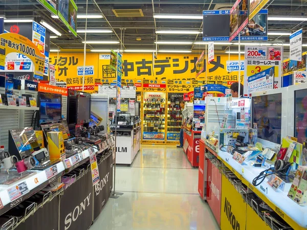 TOKYO, JAPAN JUNE 28 - 2017: Unidentified people in the enter of Yodobashi Camera department store. Yodobashi Camera is a chain store mainly selling electronic products with 21 stores in Japan — Stock Photo, Image