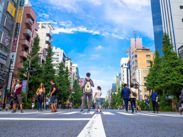 東京都 -28 6 月 2017: 不明の人が歩くと、町の秋葉原で、美しい青空に東京の街で写真を撮る — ストック写真