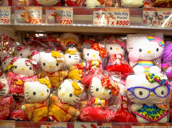 Tokyo, Japan juni 28-2017: Close-up van geassorteerde hello Kitty poppen in een speelgoed center in Tokio — Stockfoto