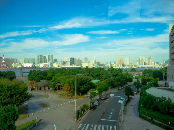 Tokyo, Japan juni 28-2017: vacker utsikt över byggnader i en vacker solig dag med en blå himmel i Odaiba, Tokyo — Stockfoto