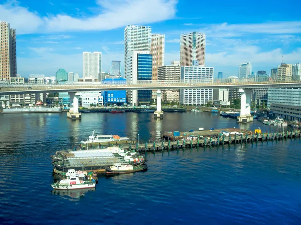 Tokyo, Japan juni 28-2017: vacker utsikt över vissa båtar parkerade på en brygga, i en vacker solig dag med en blå himmel i Odaiba, Tokyo — Stockfoto