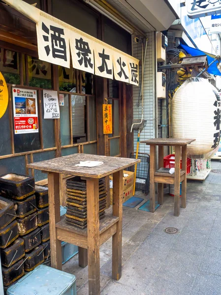 东京，日本 6 月 28-2017年： 商店位于与广告，位于东京的歌舞伎町区 — 图库照片