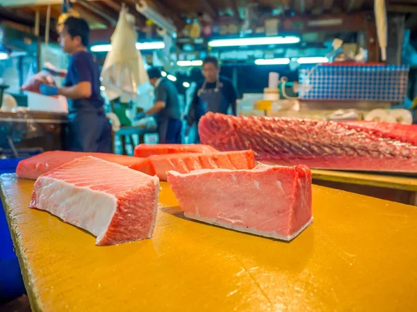 TOKYO, JAPÓN 28 DE JUNIO - 2017: Mariscos en venta en el mercado de pescado Tsukiji al por mayor en Tokio Japón, el mercado de Tsukiji es el mercado mayorista de pescado y mariscos más grande del mundo — Foto de Stock