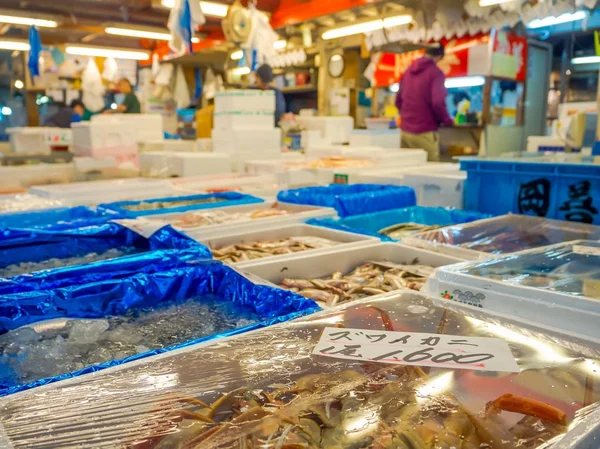 Tokio, Japonia czerwca 2017 r. 28: owoce morza na sprzedaż w Tsukiji rynku ryb hurtownia w Tokio, targ Tsukiji jest największym hurtowym rynku ryby i owoce morza na świecie — Zdjęcie stockowe
