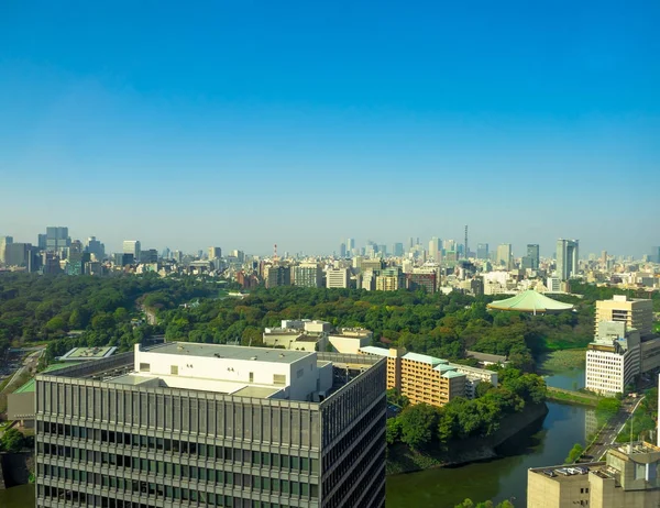 東京都 6 月 28-2017: 東京お台場の青い空と美しい晴れた日に、未来の富士テレビ Buildingbehind が付いている都市の美しい風景 — ストック写真