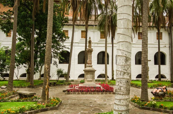QUITO, ECUADOR - 06 MAYO 2016: Primer plano de un hermoso foiuntain apedreado en medio del patio en la iglesia de San Francisco ubicada en la ciudad de Quito — Foto de Stock