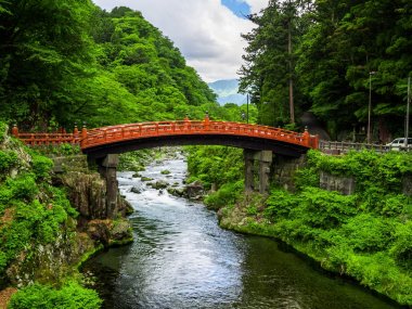 Nikko, Japonya - 14 Ağustos 2017: Kırmızı eski köprü, bulutlu bir günde, dünya mirası, Nikko Tochigi Japonya Daiwa nehirde Shinkyo köprüden