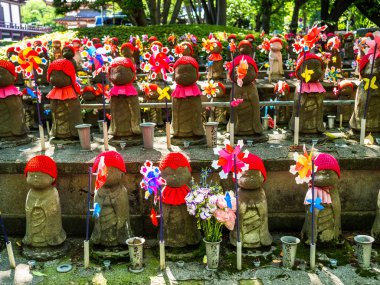 Kyoto, Japonya - 05 Temmuz 2017: Jizo Boddhisattvas Zojo Budist tapınağında Tokyo, Japonya. Jizo Bodhisattva azizi thechildrens ruh Japon mitolojisine göre olan