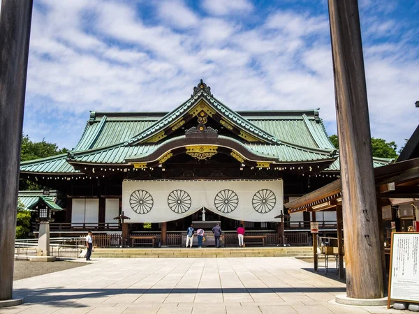 Kyoto, Japonya - 05 Temmuz 2017: Kyoto bir güzel ve stilize japanesse tapınağın girin, kimliği belirsiz insanlar