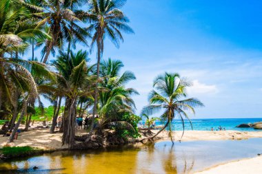 Tayrona, Kolombiya 20 Ekim 2017: güzel güneşli gün ve bazı tekneler içinde Cabo San Juan, Tayrona Milli Parkı, Kolombiya suda zevk tanımlanamayan kişi