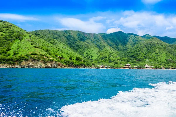 Krásný pohled Taganga zálivu Santa Marta, dokonalé harmonii přírody, hory a moře v Kolumbii — Stock fotografie