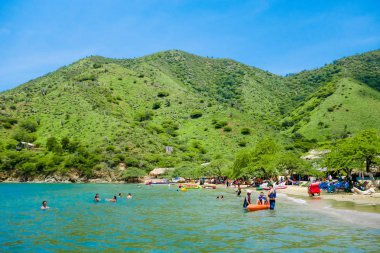 Taganga, Kolombiya - 19 Ekim 2017: Tanımlanamayan turist Taganga, Kolombiya güzel bir güneşli gün boyunca güzel Karayip sahilde