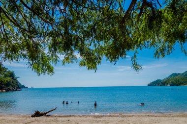 Taganga, Kolombiya'da güneşli gün zevk bazı turistler ile Karayip kıyılarında güzel açık görünümü