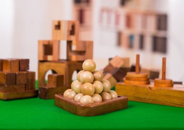 Çeşitli ahşap zeka oyunları veya arka plan bulanık yeşil masada tahta bulmacalar