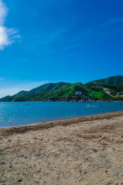 Piękny widok zewnątrz Taganga, karaibskim wybrzeżu z niektórych turystów korzystających słoneczny dzień w Kolumbii — Zdjęcie stockowe
