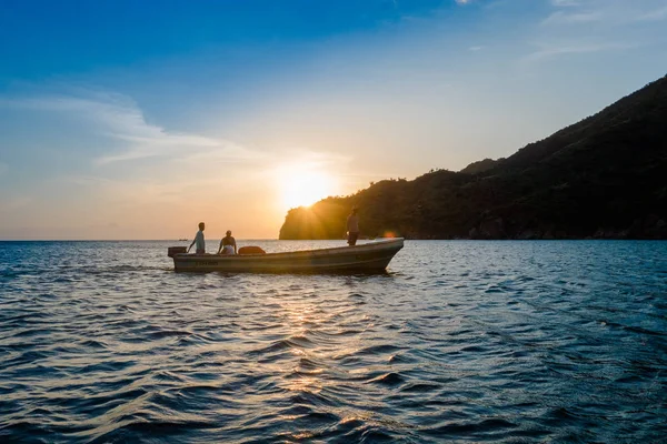 SANTA MARTA, COLOMBIA - 10 DE OCTUBRE DE 2017: Personas no identificadas navegando en un barco durante una hermosa puesta de sol en una playa caribeña. Taganga, Colombia — Foto de Stock