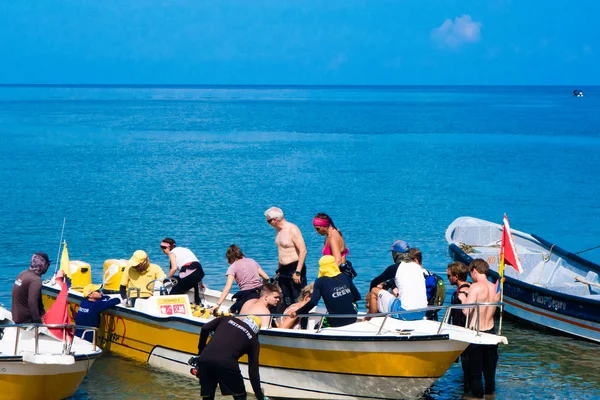 SANTA MARTA, COLOMBIA - OCTOBER 10, 2017: Unidentified tourists sailing in a boat in a caribean beach. Taganga, Colombia — Stock Photo, Image