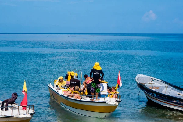 Santa Marta, Colombia - 10 oktober 2017: Unidentified toeristen varen in een boot in een caribean strand. Taganga, Colombia — Stockfoto